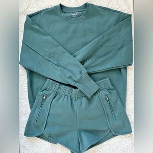 Women’s Old Navy Dynamic Fleece Sweatshirt & Shorts Set. Size Medium.